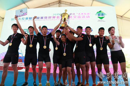 武汉大学赛艇队在东湖国际名校赛中夺冠 成立仅3..