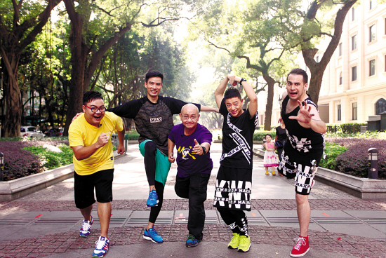 《广州跑男》爆笑开跑,你撕名牌我撕扑克牌|广