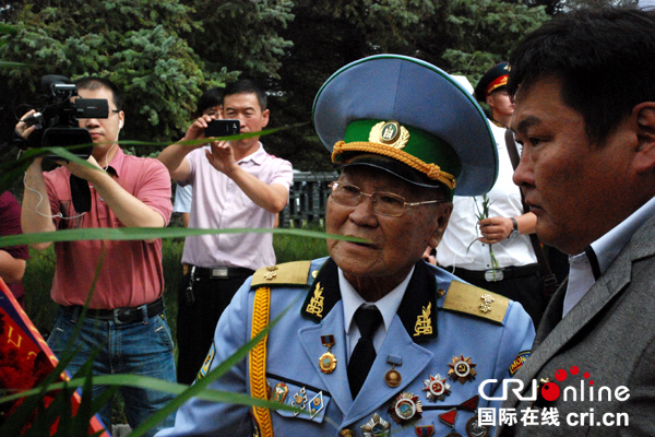 中蒙俄三国代表在苏蒙联军烈士陵园献花(组图