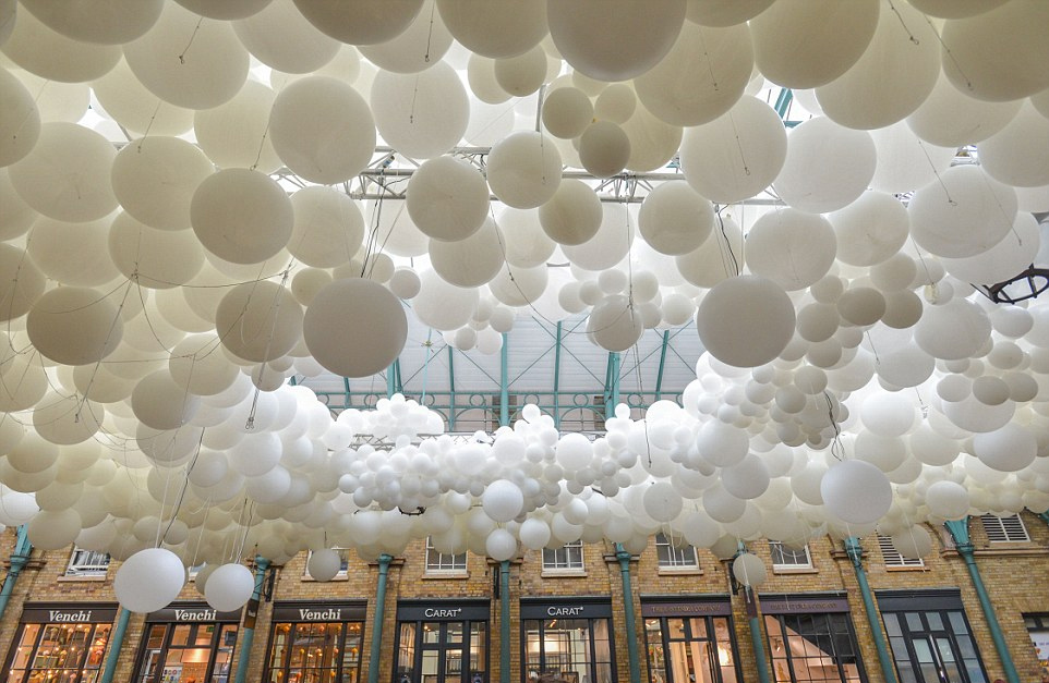 法国艺术家用10万个白气球填满伦敦科文特花