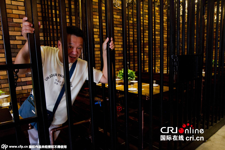 吉林现监狱主题饭店 顾客好奇前来铁窗体验