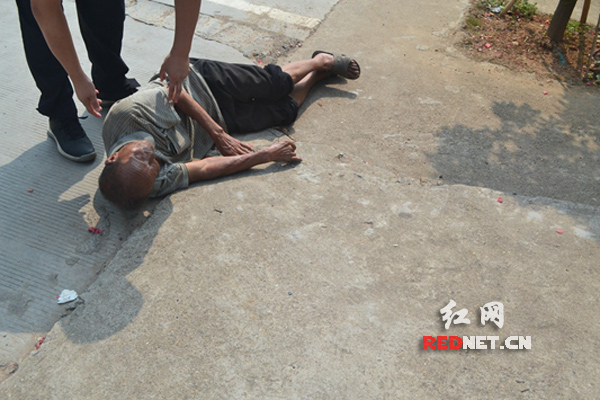 八旬老人昏倒路旁资兴民警救助送回家组图