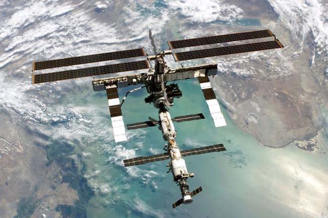 NASA视频中惊现香烟状UFO高速飞过国际空间