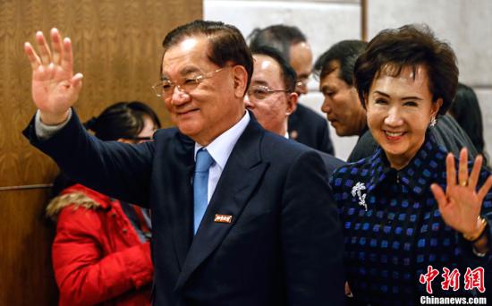资料图为连战(左)。中新社发 张浩 摄