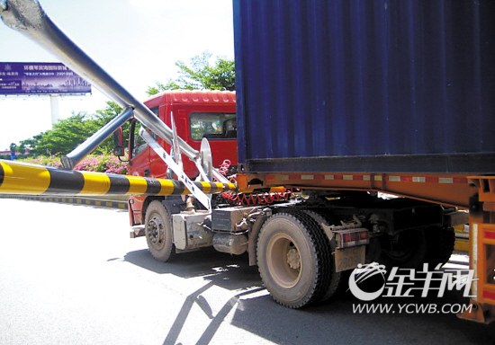 拱北口岸地下通道货柜车撞倒龙门架致交通中断