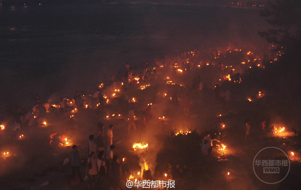 四川上千市民烧纸祭亡魂 火光连成一片红|市民