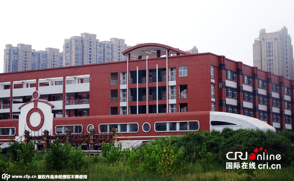 郑州一楼房造型似"动车(高清组图)