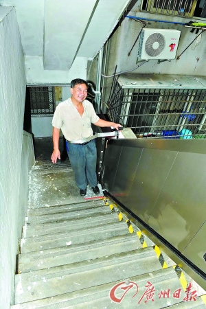 老楼装扶梯踏板托着走