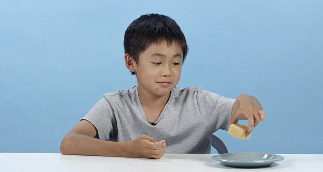 美国熊孩子试吃多国学校午餐 嫌弃反应令人捧