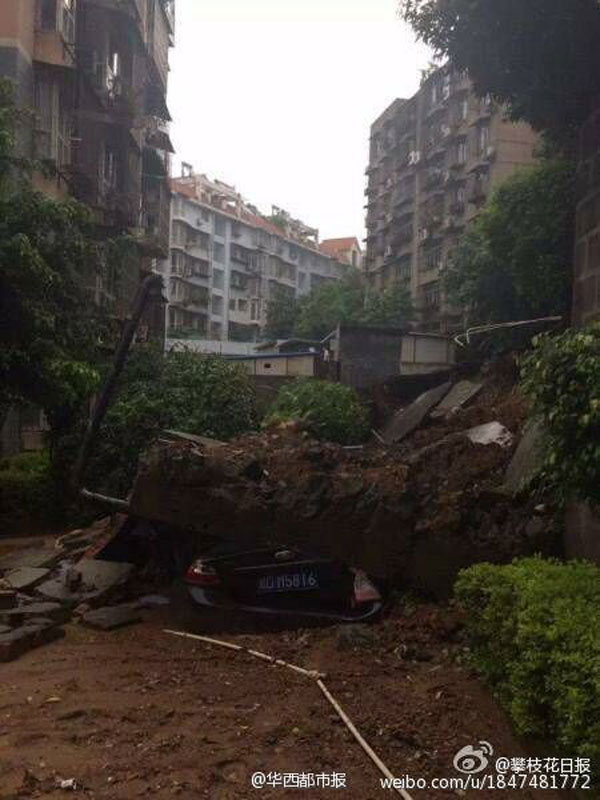四川攀枝花暴雨袭城 城区道路多处塌方(组图)|