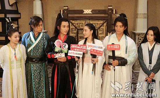 荆楚网探班《新边城浪子》 剧组拍戏不畏高温