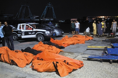 27日，利比亚西部城市祖瓦拉，从沉没难民船上打捞出来的遇难者遗体。