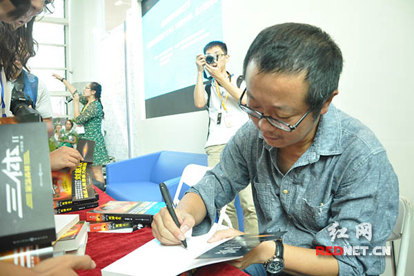 刘慈欣北京图博会签售火爆 劝读者对中国科幻