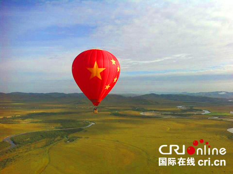纪念抗战胜利70周年 最大中国国旗形象热气球