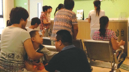 压力大收入低,儿科医生缺口20万 有的医生一天