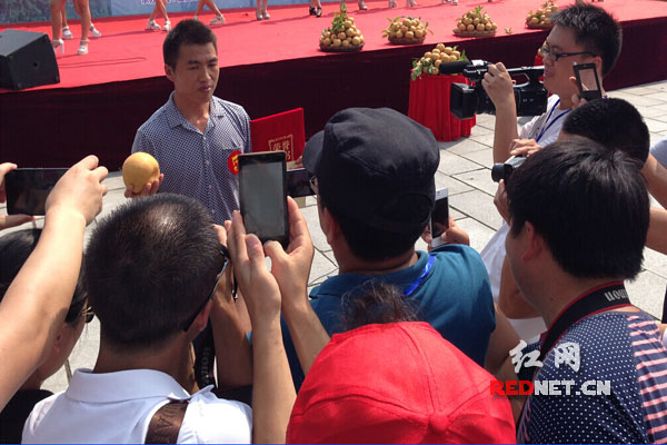 (矮寨镇阳孟村杨再书获"梨王"称号后,接受采访.