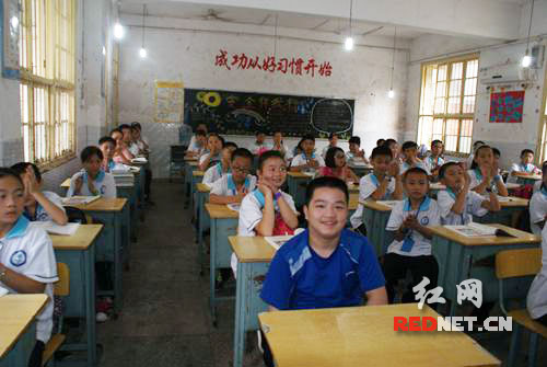 湘乡独腿男孩圆梦初中生活|湘乡|生活生活片段初中小图片