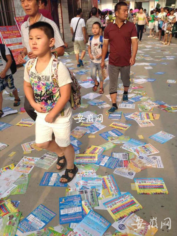 之江小学生踩学军传单道进学校开课(图)|垃圾传单阜阳小学图片