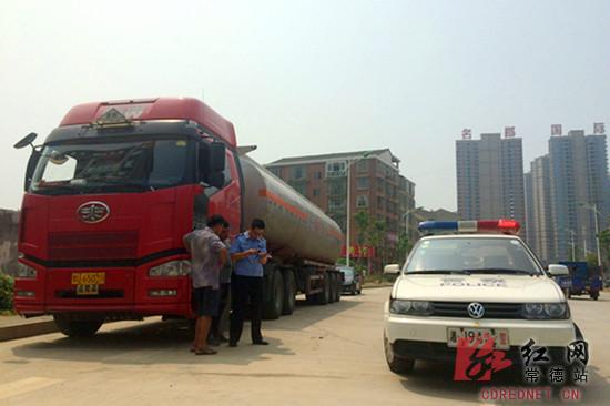 危化车违规驶入居民区常德交警及时叫停|交警