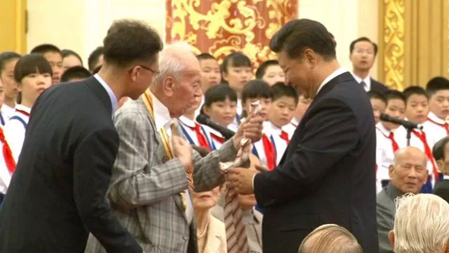 花絮:俄罗斯老兵送领带给习主席(组图)|俄罗斯