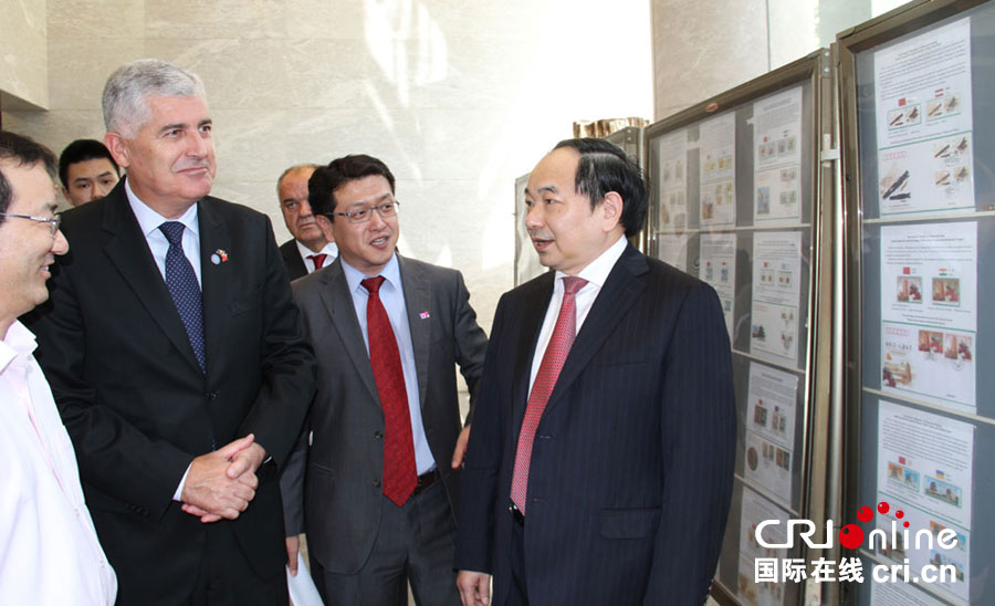 中国与波黑建交二十周年纪念封在京发布 波黑