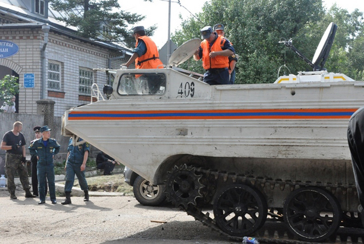 俄罗斯出动米-26直升机解救被洪水围困动物(组