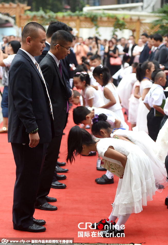 河南洛阳:小学一年级新生走红毯迎接开学(高清