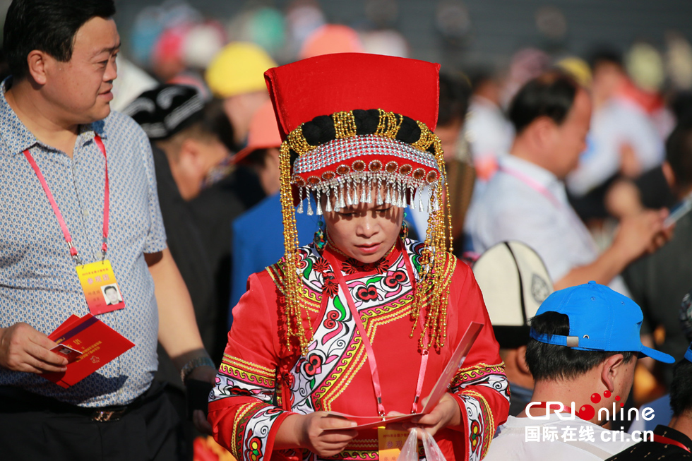 少数民族观众盛装到达阅兵现场(高清组图)
