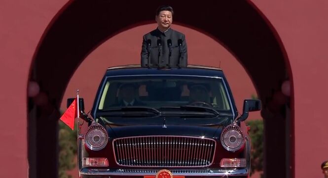 习近平乘红旗车开始阅兵