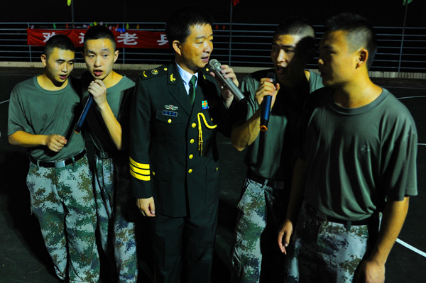 军旅歌手小曾送别山区老兵 并赠送书画作品|军