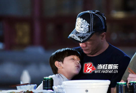 胡军与刘烨私交甚笃,私下耳语频频.