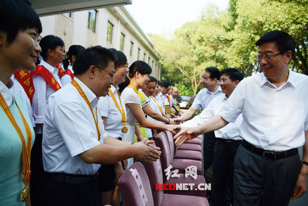 湖南召开座谈会庆祝教师节 300名特级教师名单