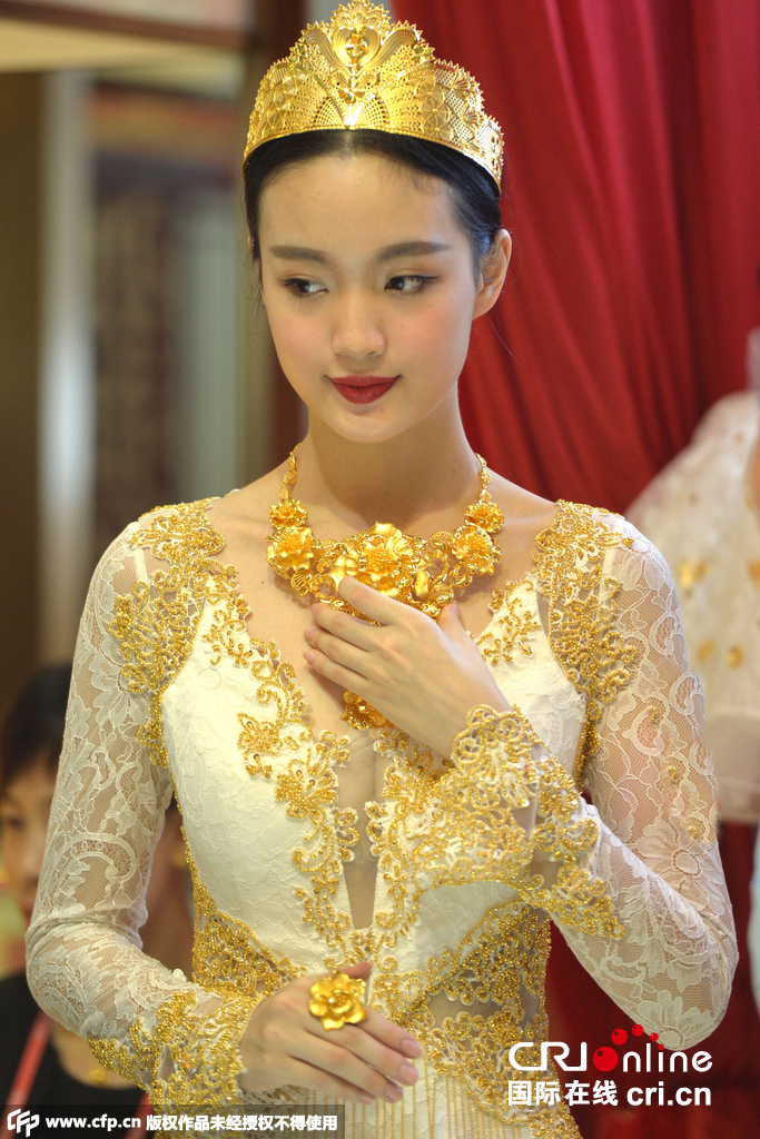 深圳珠宝展土豪模特展示黄金婚纱(高清组图