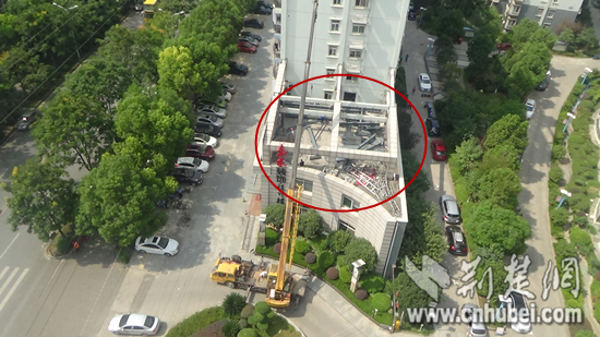 武汉一商铺楼顶藏室外活动室 城管乘空中吊车