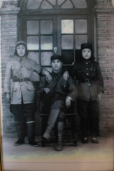 老兵李德富年轻时照片.照片右一是他的妻子.