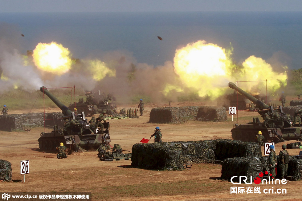 台湾汉光军演举行 士兵试射榴弹炮(高清组图