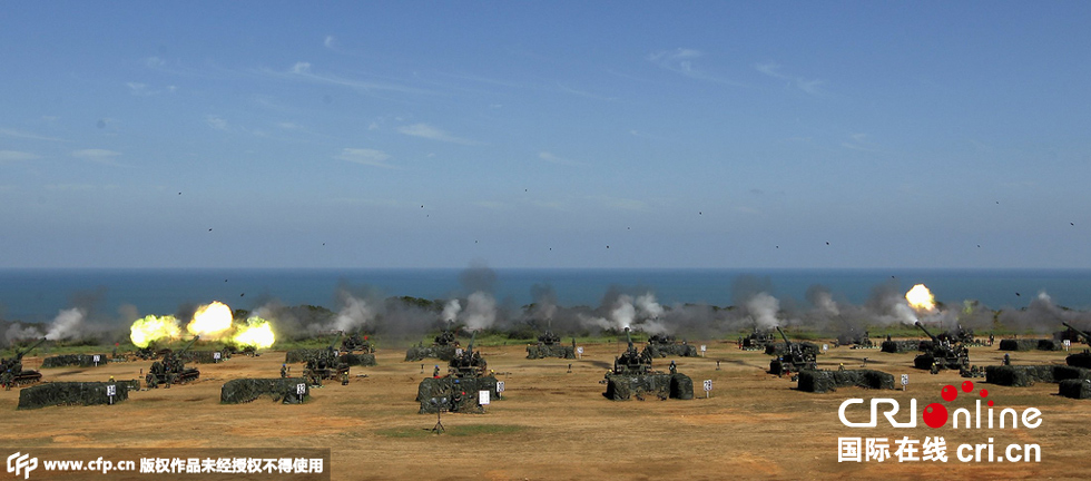 台湾汉光军演举行 士兵试射榴弹炮(高清组图