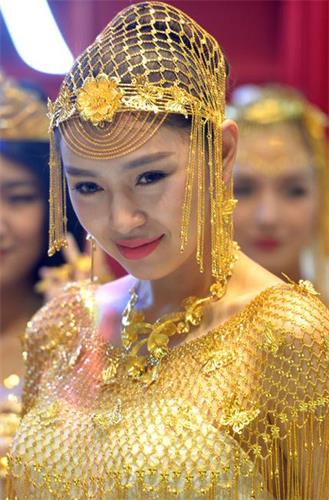 9.999公斤赛菲尔万足金婚纱亮相深圳国际珠宝