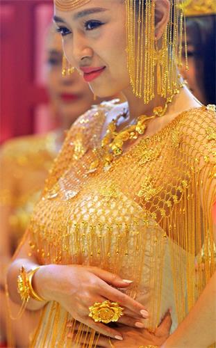 9.999公斤赛菲尔万足金婚纱亮相深圳国际珠宝