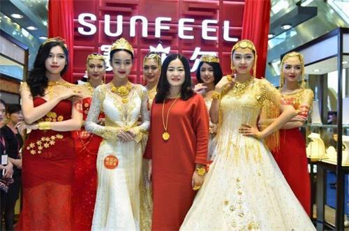 婚纱形容词_动漫婚纱情侣头像(3)