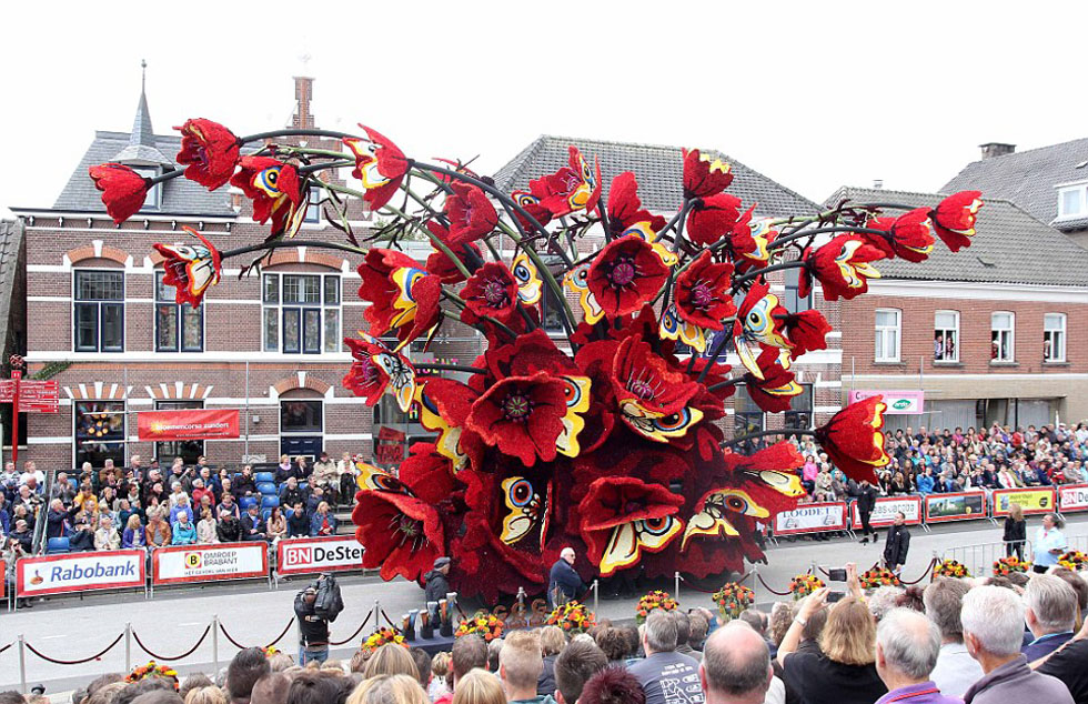 荷兰小镇举行梵高主题花车游行 纪念其逝世12