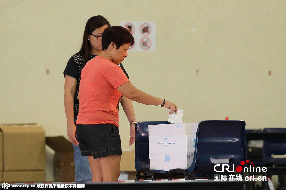新加坡大选投票启动 246万选民投票(高清组图