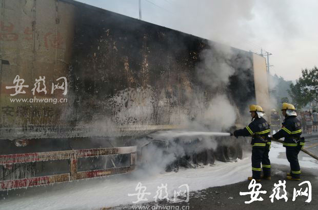 池州东至:半挂车行驶起火 交警追赶一公里叫停
