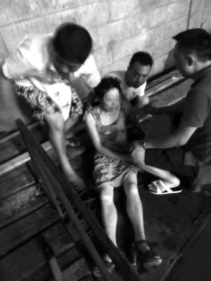 9月10号晚上七点多,南滨路金马岛渔庄附近一对男女跳下湍急的江水