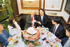 中国老板与巴菲特吃饭“花234万，值!”|巴菲特|朱晔|公司_新浪新闻