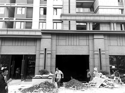 新建小区门面房装修向下开挖 住户担忧影响房