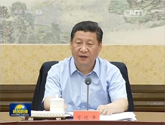 图为:中共中央政治局6月30日下午就加强改进作风制度建设进行第十六次集体学习。
习近平在主持学习时发表讲话。