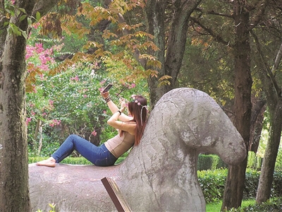 脚踩遗产玩自拍,美女你好嗨?|自拍|美女|文物