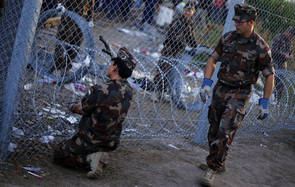 匈牙利设置巨大铁丝网封锁边境阻止难民入境(