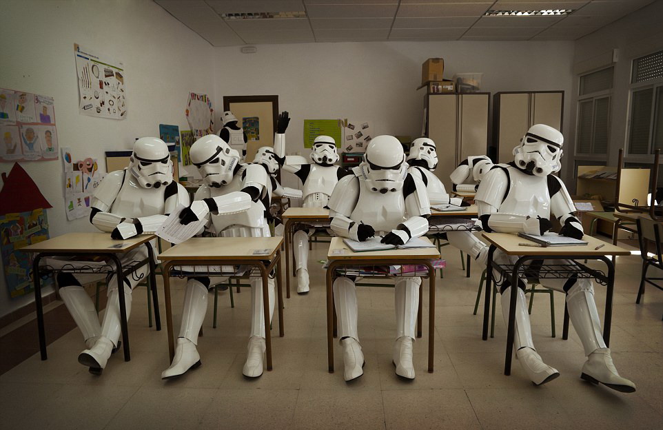 西班牙摄影师拍星战日常 星球战士泡澡看球谈